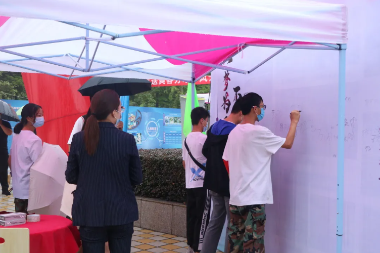 文明校园聚新锐，圆梦科创展宏图 ——记2021级新生入学报到